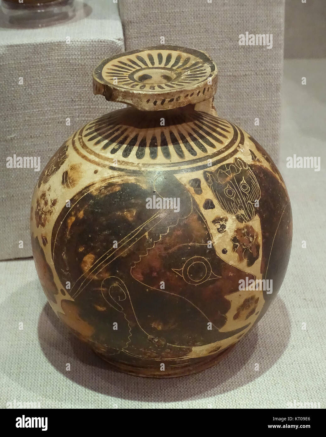 Questo Aryballos, un tipo di antico vaso di olio, presenta la raffigurazione della testa di un guerriero elmetto ed è stato creato intorno al 580 a.C. dal Pittore di Berlino F1090. Il vaso di terracotta fa parte della collezione del Museo Spurlock, UIUC. Foto Stock