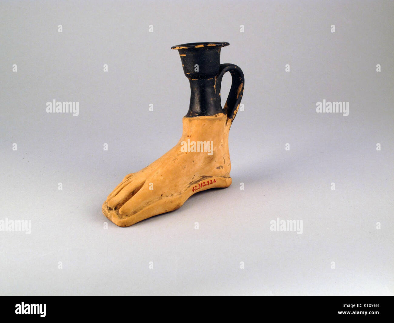 Aryballos nella forma di un piede incontrato 41162124 Foto Stock