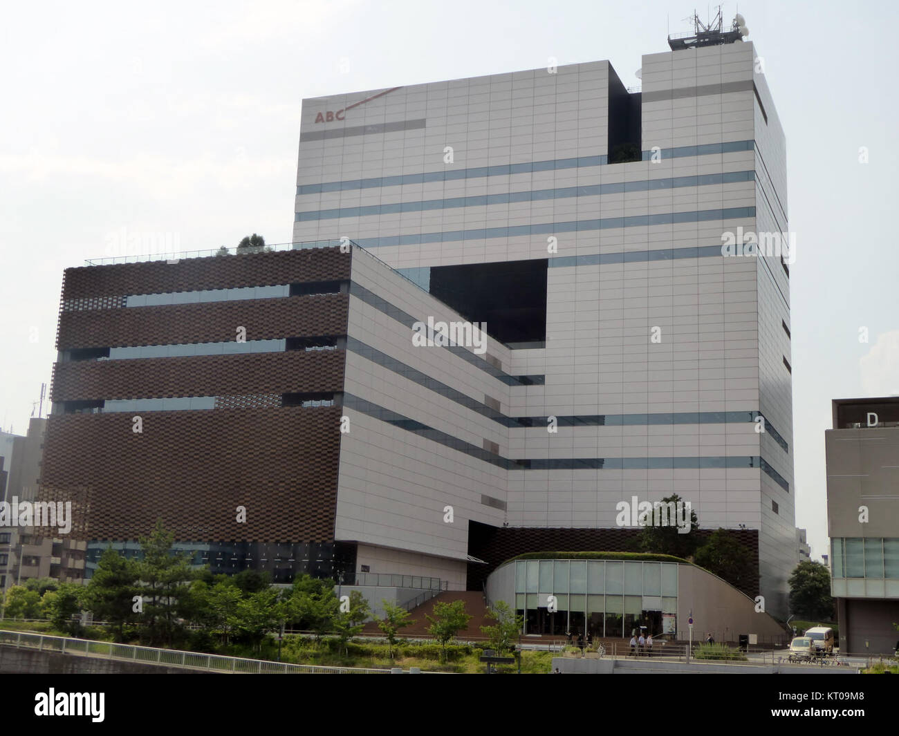 La sede centrale della Asahi Broadcasting Corporation (ABC) è un'istituzione chiave nel panorama mediatico giapponese. In qualità di grande emittente televisiva, la sede centrale della ABC svolge un ruolo cruciale nel plasmare la programmazione televisiva e radiofonica giapponese. L'edificio funge sia da centro d'affari che da simbolo dell'eredità della società nel settore delle trasmissioni. Foto Stock