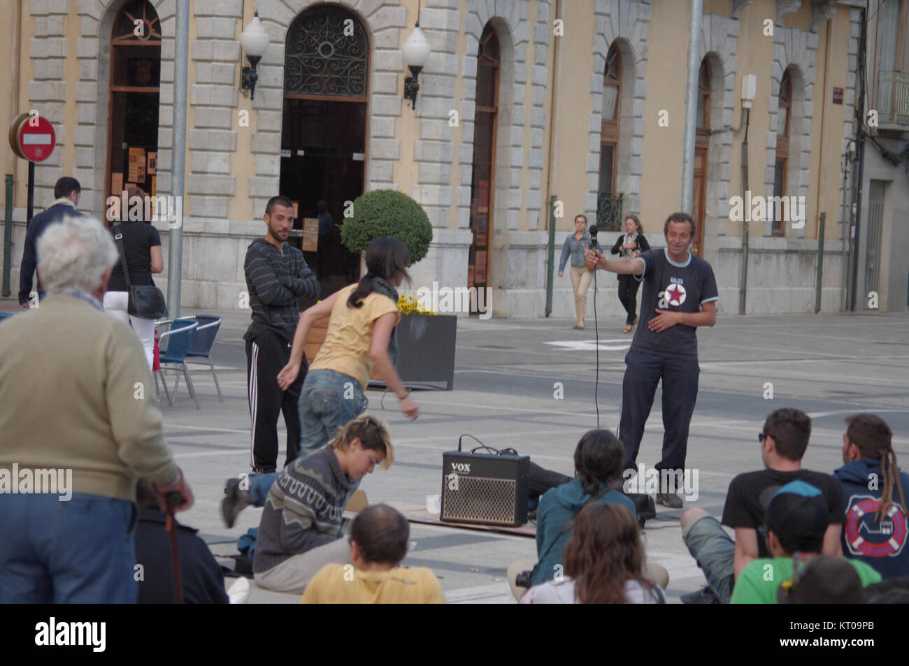 "Asambleas sobre la marcha" (Assemblee della marcia) è una rappresentazione di assemblee pubbliche o incontri in corso, probabilmente in un contesto storico o sociale. Il titolo suggerisce un focus sulle riunioni organizzative o di comunità in movimento o transizione. Foto Stock