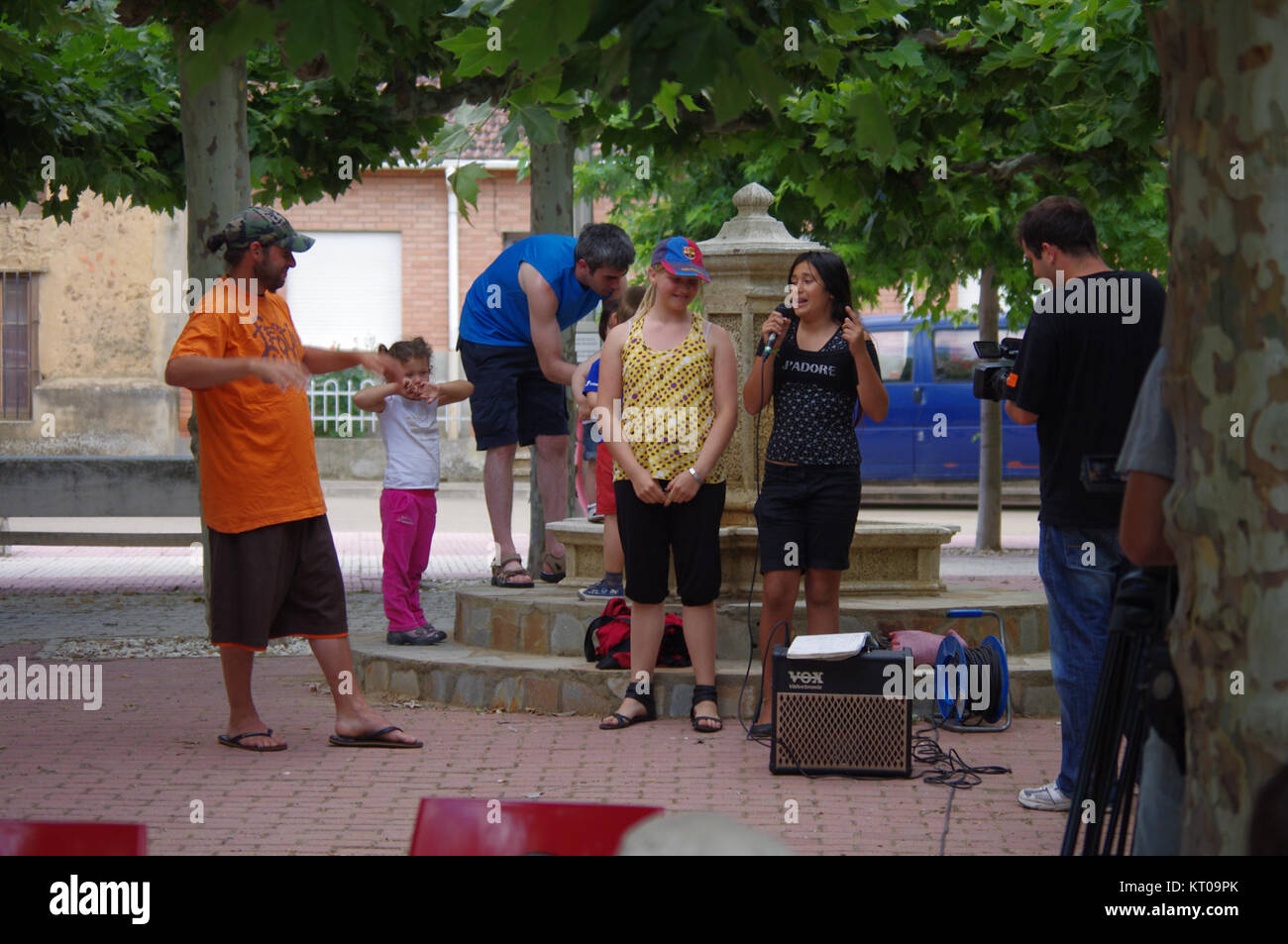 "Asambleas sobre la marcha" si traduce in "Assemblee del marzo". Si riferisce a una serie di eventi o incontri relativi a marce, potenzialmente politici o culturali, che discutono azioni collettive o movimenti sociali. Foto Stock