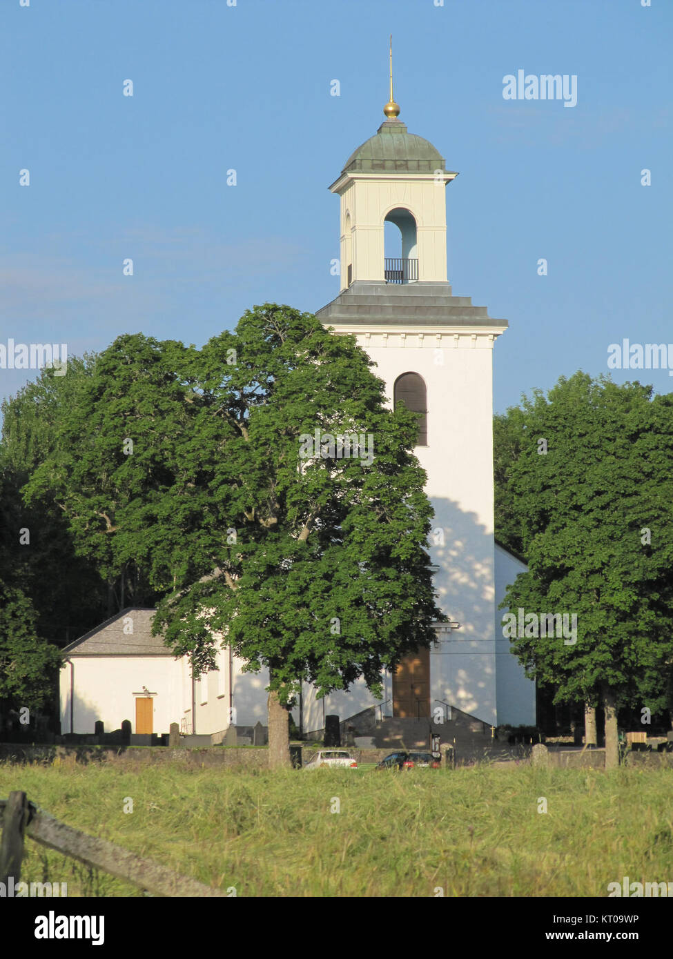 Vista esterna della chiesa di Asa in Svezia, che mostra il suo stile architettonico storico e il suo significato all'interno della comunità locale. Foto Stock