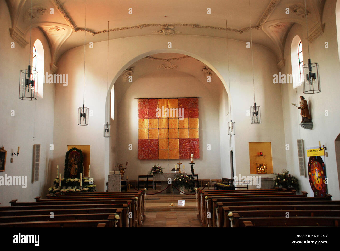 Una fotografia dell'interno della chiesa di San Pietro e Paolo ad Aschheim, Germania, che mostra le sue caratteristiche architettoniche e religiose. Foto Stock