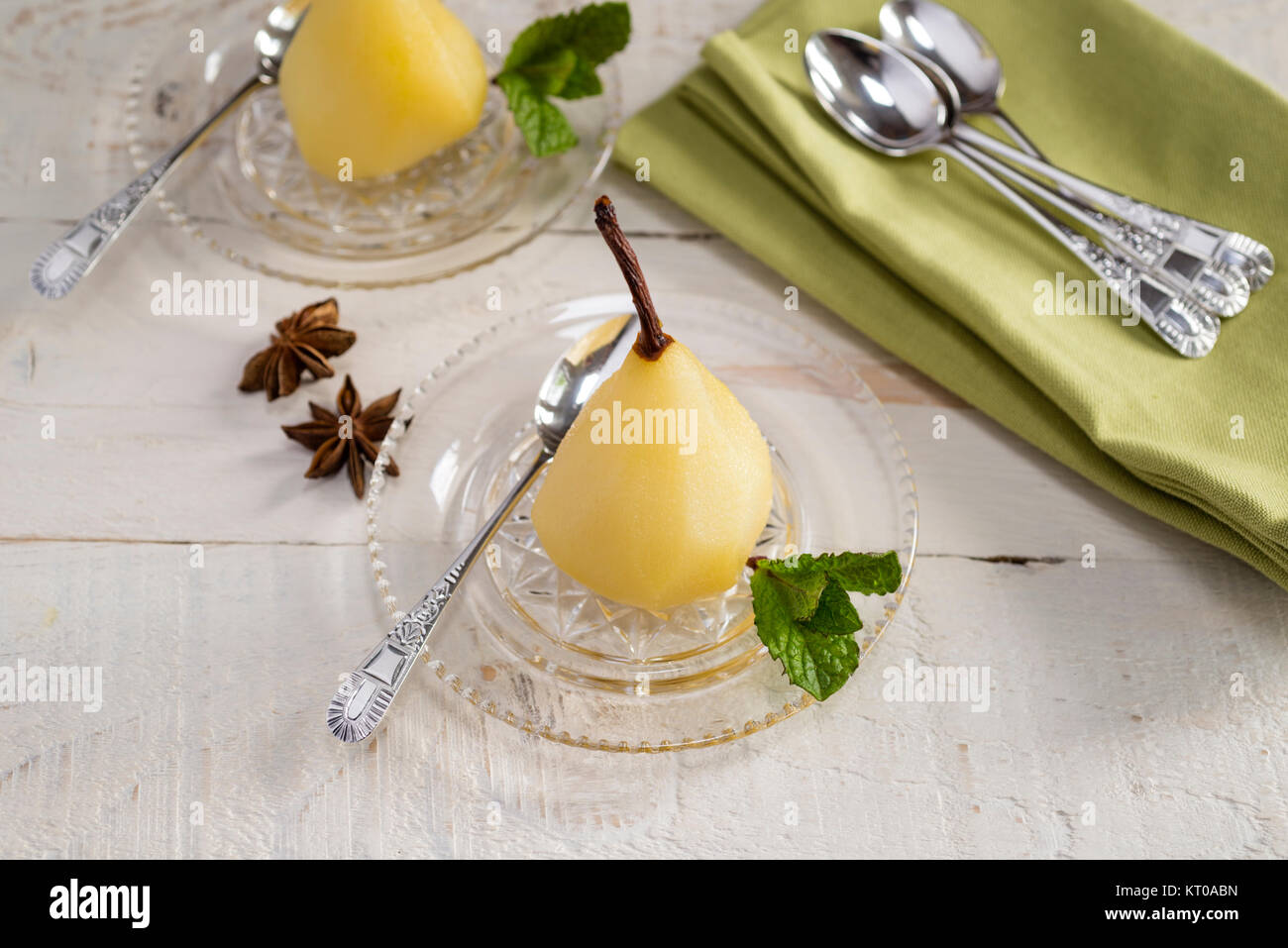 Vino bianco e spezie pere in camicia. Foto Stock