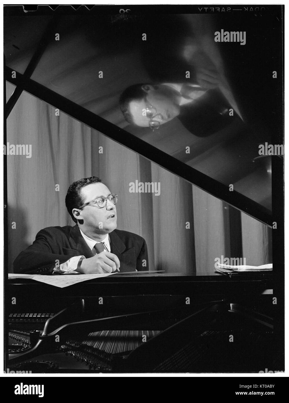 Questo ritratto di Pete Rugolo, un notevole compositore e arrangiatore americano, fu scattato a New York tra il 1946 e il 1948. Cattura una figura significativa nello sviluppo del jazz e della musica orchestrale. Foto Stock