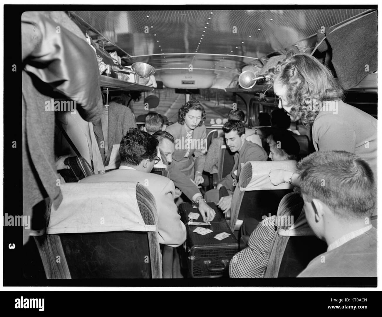 Questo ritratto del 1947 o del 1948 presenta Pete Rugolo e Bob Gioga. Entrambi erano figure notevoli nell'industria musicale durante la metà del XX secolo, con Rugolo come compositore e Gioga come musicista. Foto Stock