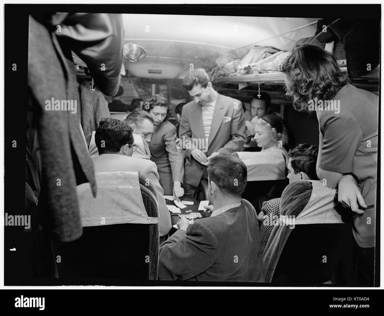 Un ritratto di Pete Rugolo e Bob Gioga, musicisti jazz, scattato intorno al 1947 o 1948, che riflette i loro contributi alla scena musicale. Foto Stock