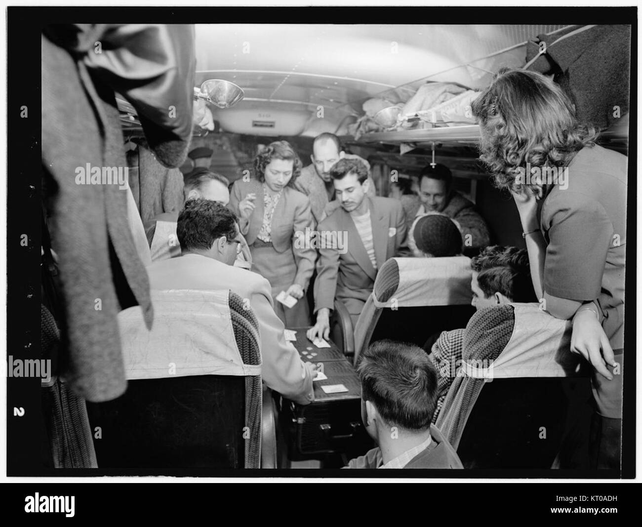 Questo ritratto raffigura Pete Rugolo e Bob Gioga, due musicisti notevoli degli anni '1940, catturati in una fotografia del 1947 o 1948. Riflette la scena musicale jazz e big band dell'epoca. Foto Stock