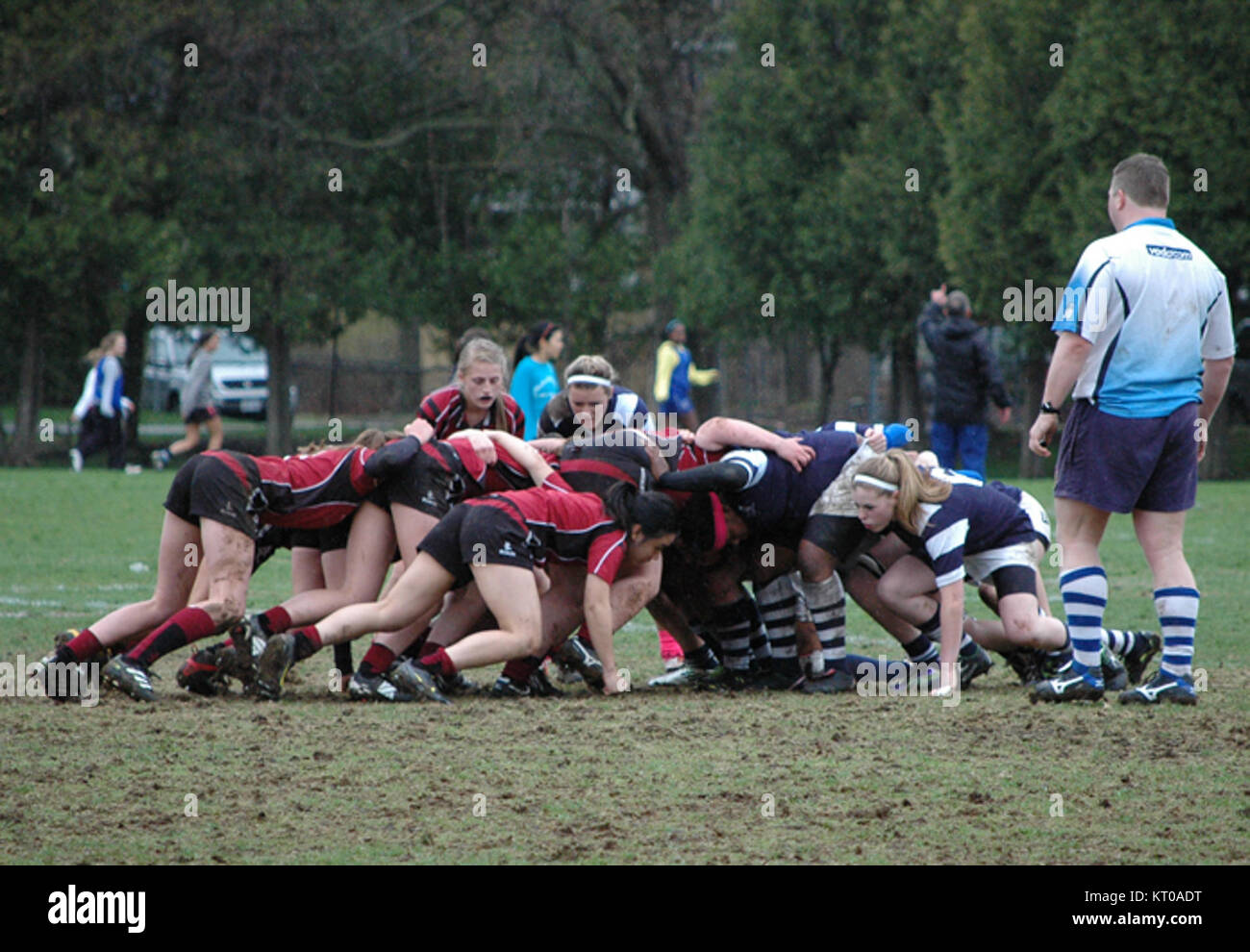 Questa immagine cattura una partita di rugby ad Ashbury, Canada, mostrando la competizione atletica e la popolarità di questo sport nella regione. Il rugby è uno sport di squadra di primo piano in Canada. Foto Stock