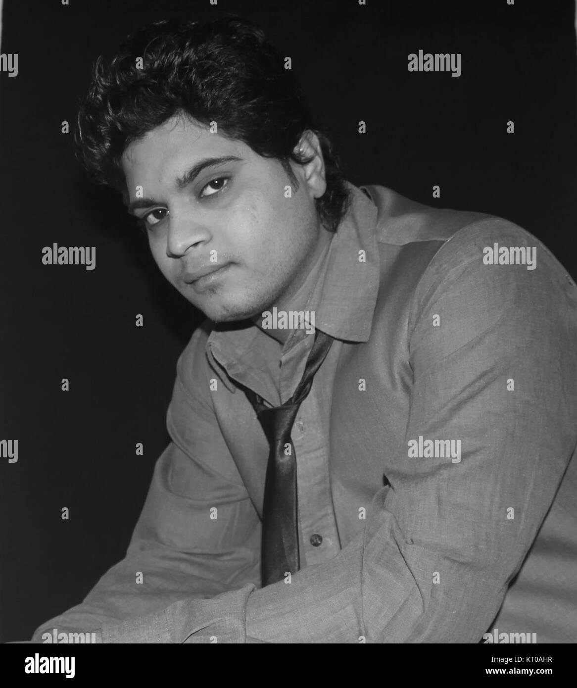 Questa immagine mostra Ashish Tatla, noto per i suoi contributi alla musica e all'intrattenimento, che mostra la sua presenza e il suo impatto nell'industria culturale. Foto Stock