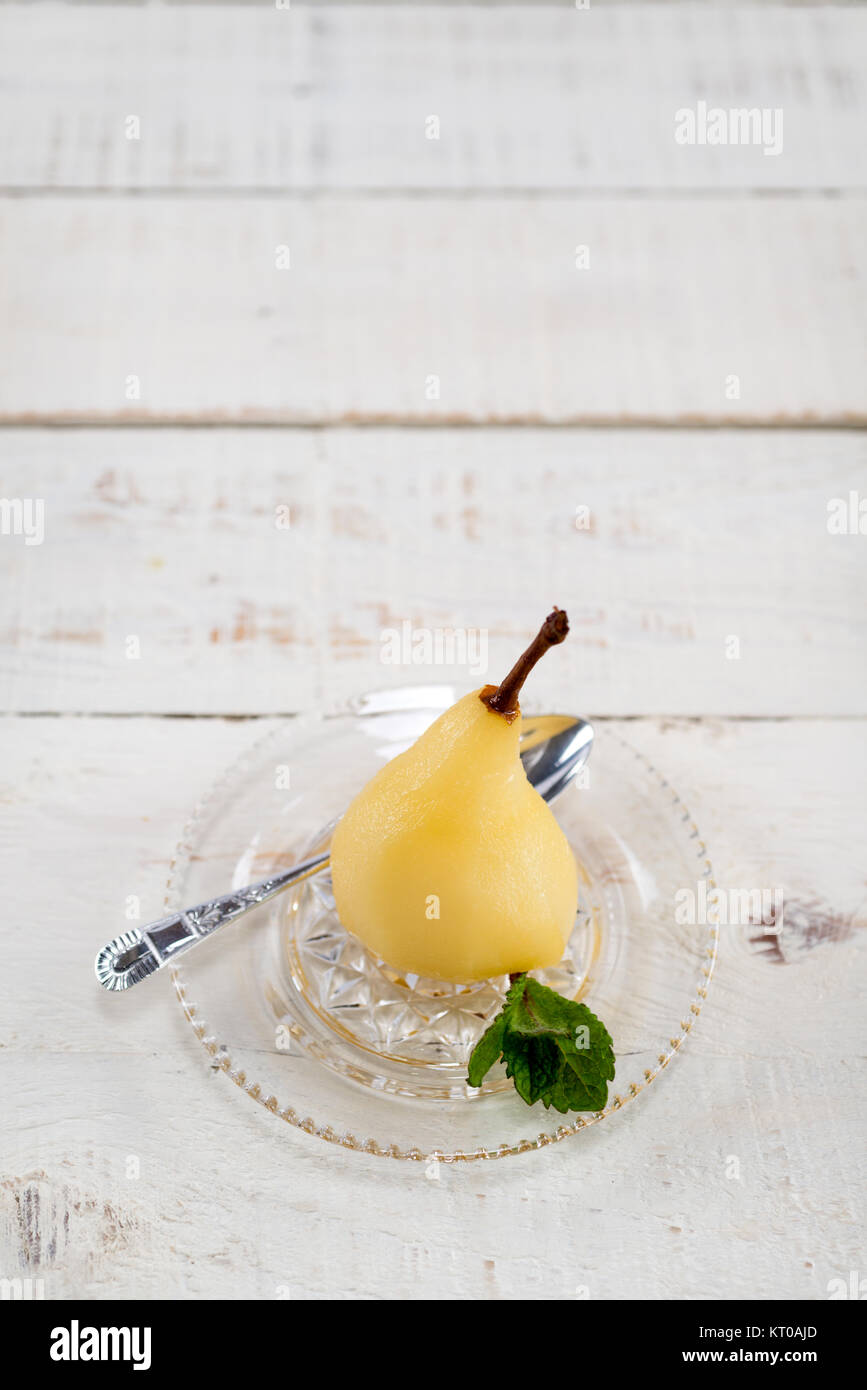 Vino bianco e spezie pera affogata. Foto Stock