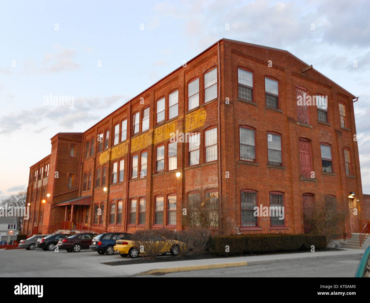 Costruito intorno al 1899, l'Ashley and Bailey Company Silk Mill a West York, Pennsylvania, è un edificio in mattoni a tre piani caratterizzato da una caratteristica torre a forma di L e un ampio ell a un piano. Inizialmente adibito a impianto di produzione della seta, cessò le attività nel 1937 e in seguito funzionò come magazzino di mobili fino agli anni '1980 Il mulino è stato aggiunto al National Register of Historic Places nel 1991, riflettendo il suo significato nel patrimonio industriale. Foto Stock