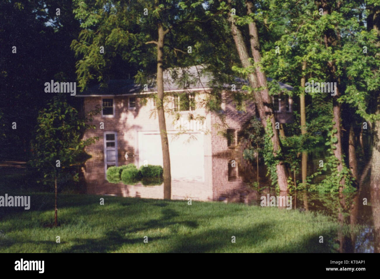 Ashton House, un edificio storico, ha subito notevoli inondazioni a causa delle avverse condizioni meteorologiche. L'incidente ha causato ingenti danni all'acqua, che hanno colpito la struttura e il suo contenuto. Foto Stock