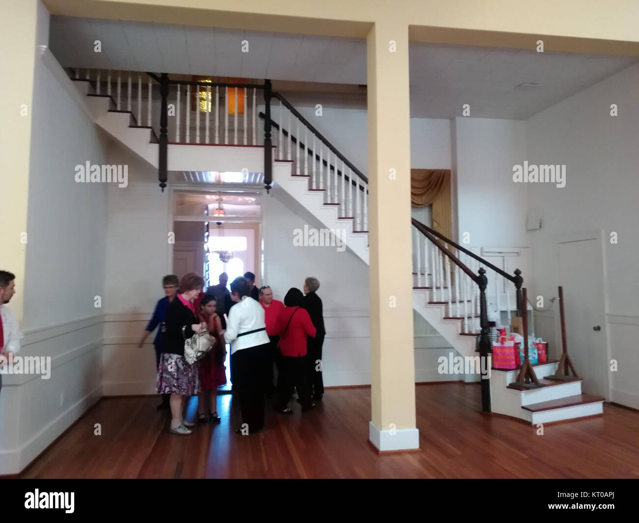 La scalinata interna di Ashton Villa, una villa anteguerra a Galveston, Texas. La villa è conosciuta per la sua architettura storica e la grande scala che riflette il primo design americano dell'edificio. Foto Stock