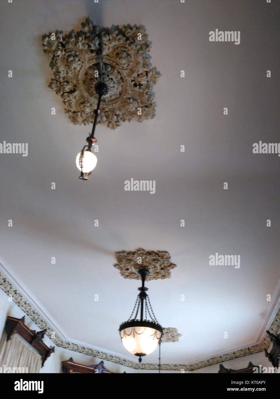 Il soffitto di Ashton Villa si riferisce al design architettonico del soffitto nella Ashton Villa, un edificio storico. Mette in risalto il design degli interni e i dettagli architettonici della struttura della villa. Foto Stock