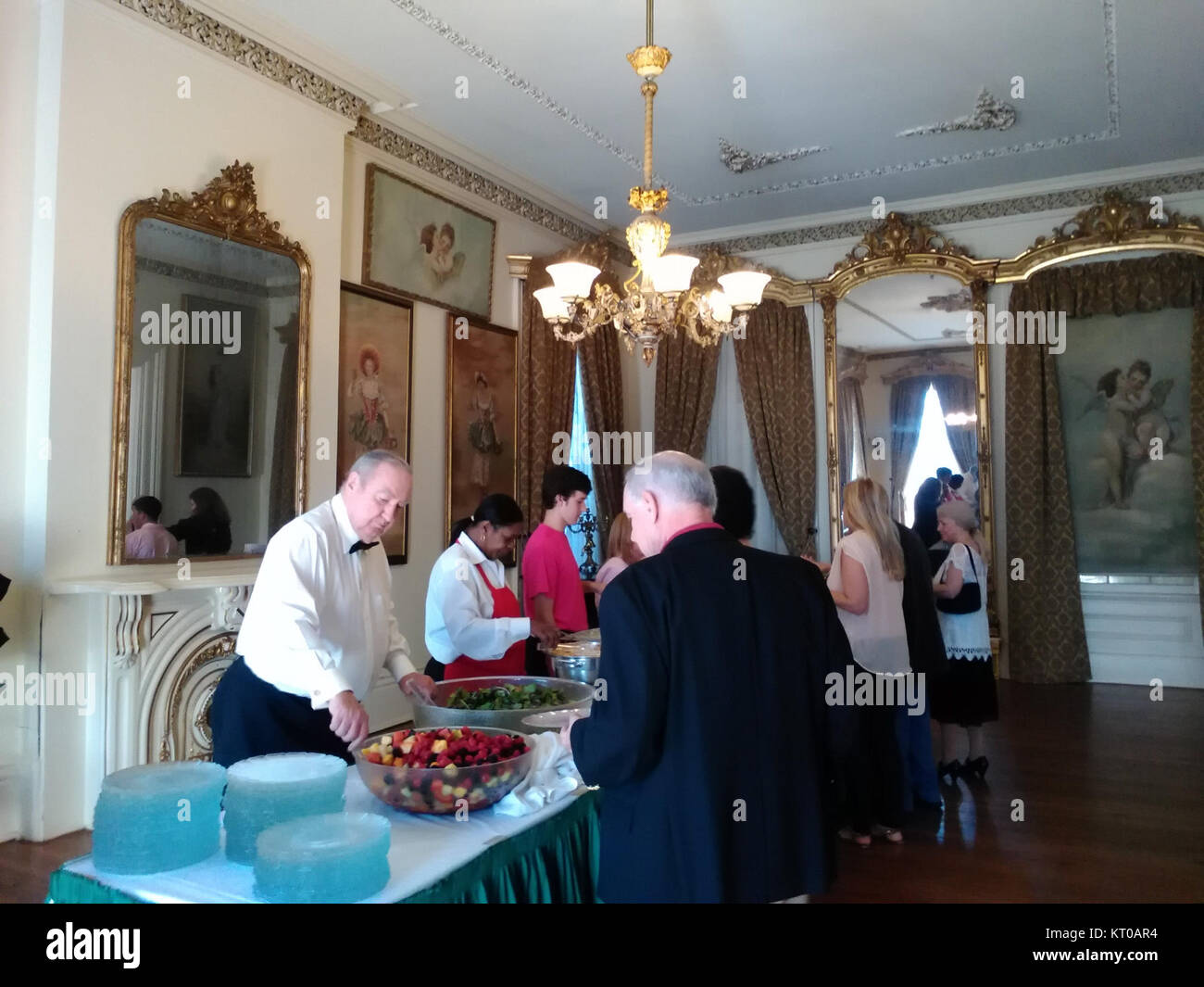 Ashton Villa è una casa storica situata a Galveston, Texas, con camere che riflettono il suo design di epoca vittoriana. L'architettura e il design degli interni mettono in risalto l'opulenza dell'epoca, mostrando mobili antichi, infissi originali e dettagli storici. Foto Stock