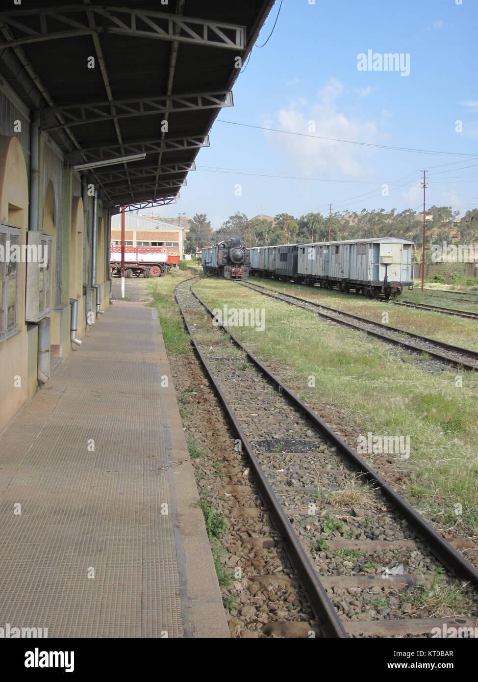 Asmara Bahnsteig si riferisce a una fotografia storica di una piattaforma ferroviaria ad Asmara, in Eritrea. L'immagine cattura il design architettonico e le infrastrutture di trasporto dei primi anni del XX secolo nella regione. Foto Stock Asmara Bahnsteig si riferisce a una fotografia storica di una piattaforma ferroviaria ad Asmara, in Eritrea. L'immagine cattura il design architettonico e le infrastrutture di trasporto dei primi anni del XX secolo nella regione. Foto Stock