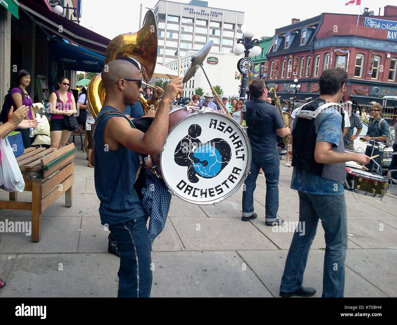 L'Asphalt Orchestra si è esibita al Chamberfest di Ottawa, un rinomato festival musicale. Conosciuta per il suo stile d'avanguardia, l'orchestra ha eseguito composizioni uniche in questo evento culturale. Foto Stock