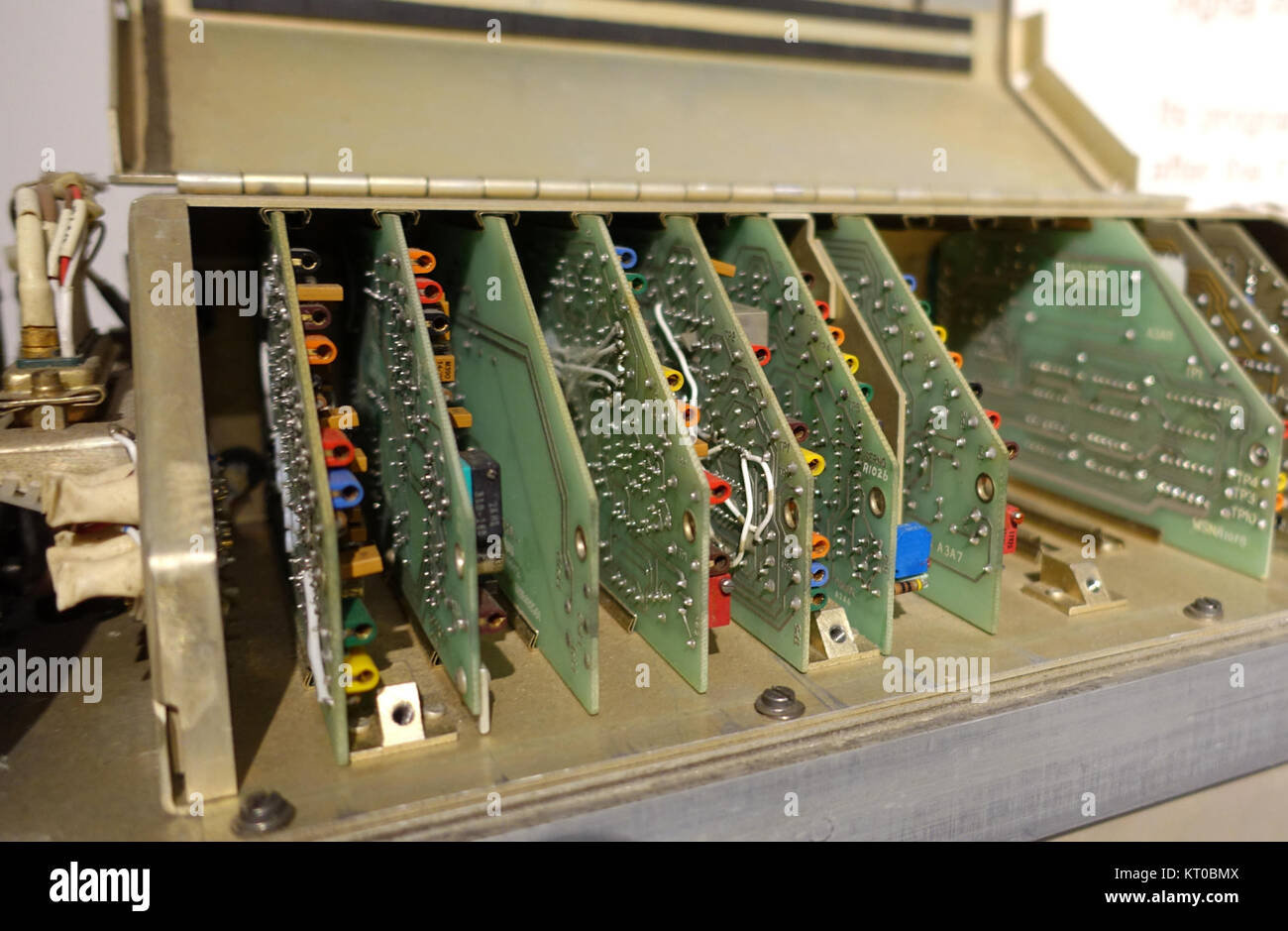 Il sistema ASQ-153 Pave Spike è una capsula di puntamento e guida utilizzata per le missioni di attacco di precisione. È esposto al National Electronics Museum, che mostra il suo design e i componenti tecnologici utilizzati nell'aviazione militare. Foto Stock