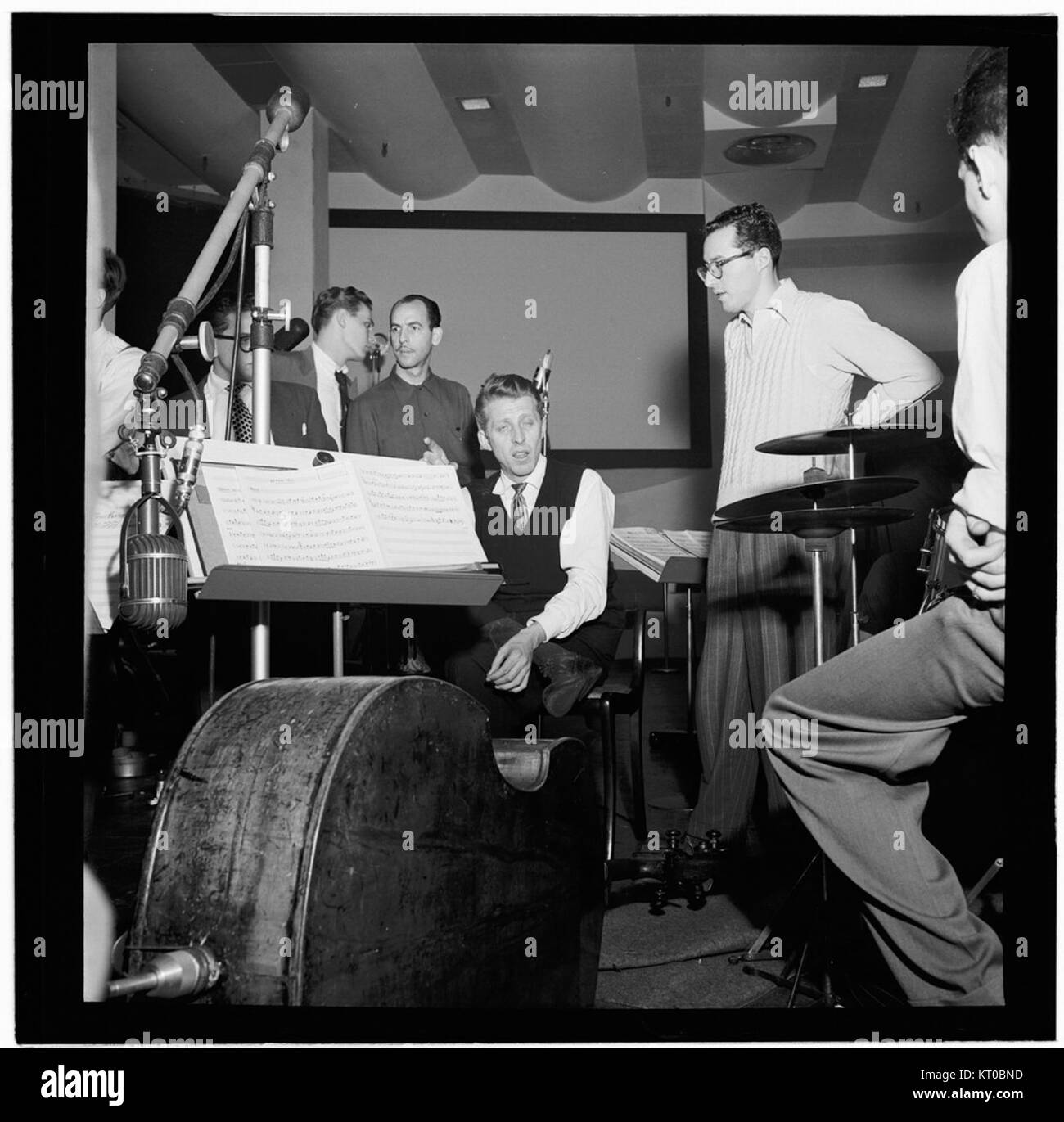 Questo ritratto, realizzato al Capitol Studio nel gennaio 1947, presenta i musicisti jazz Stan Kenton, Pete Rugolo e Harry Forbes. Cattura il trio durante una sessione nell'era jazz della metà del XX secolo. Foto Stock