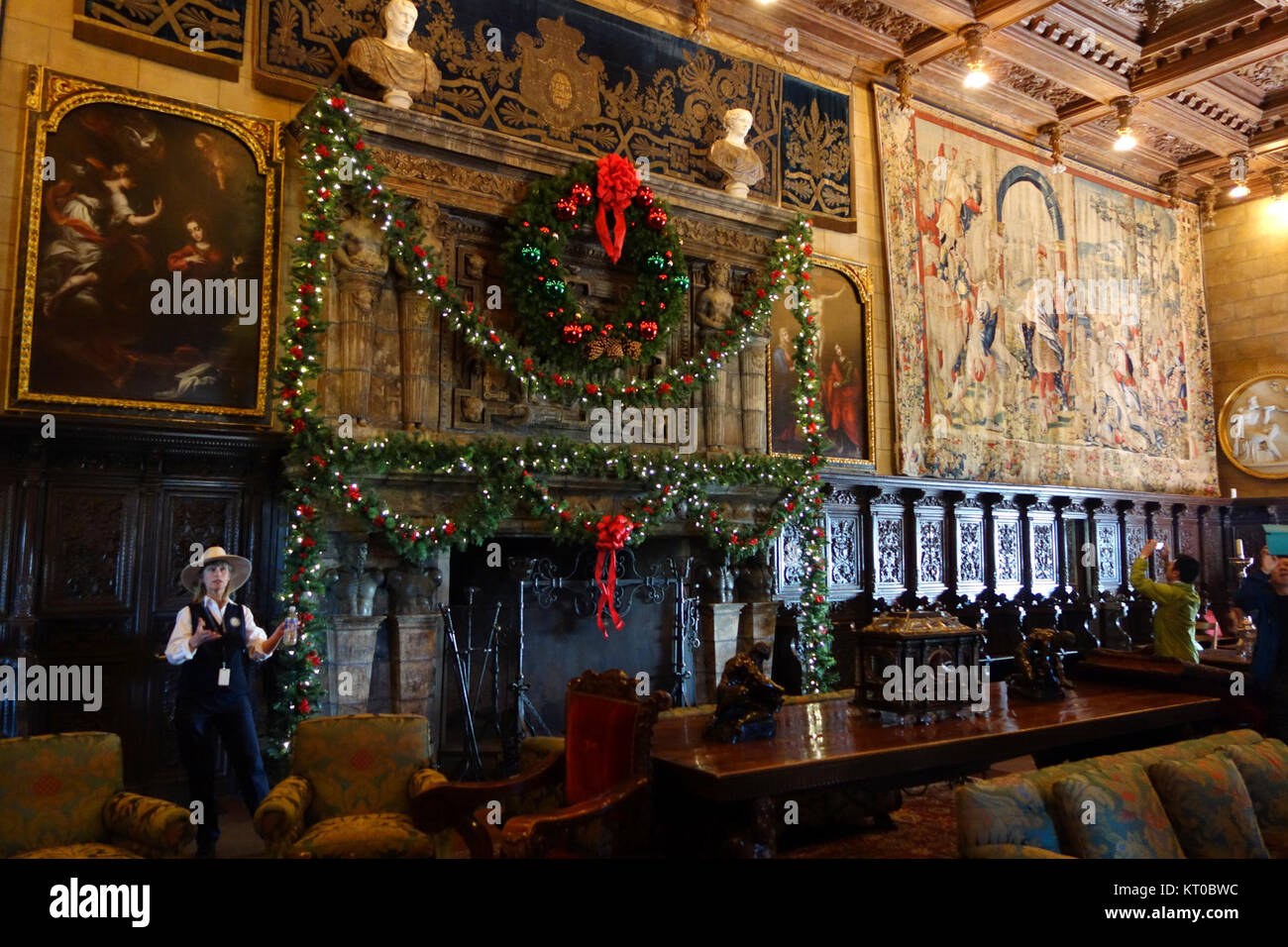 La sala riunioni di Hearst Castle, California, è un grande spazio utilizzato per grandi riunioni ed eventi, che mostra il design e l'architettura opulenti del castello. Foto Stock