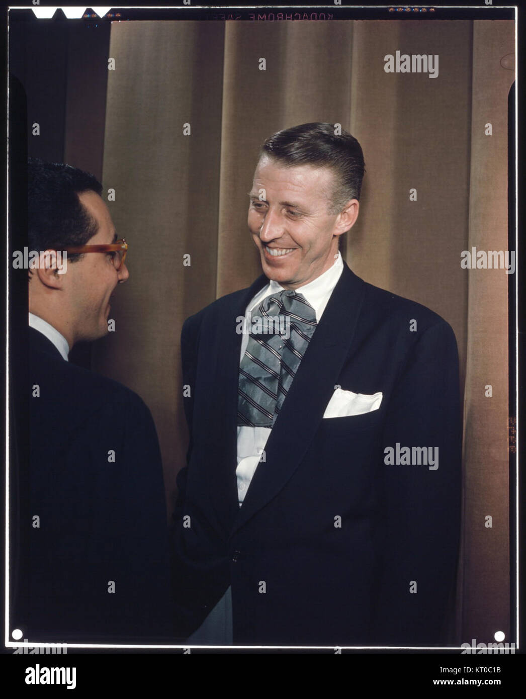 Questo ritratto raffigura Stan Kenton, un importante bandleader jazz, insieme a Pete Rugolo, un notevole compositore e arrangiatore. Scattata tra il 1947 e il 1948, l'immagine cattura un momento significativo nella storia del jazz. Foto Stock