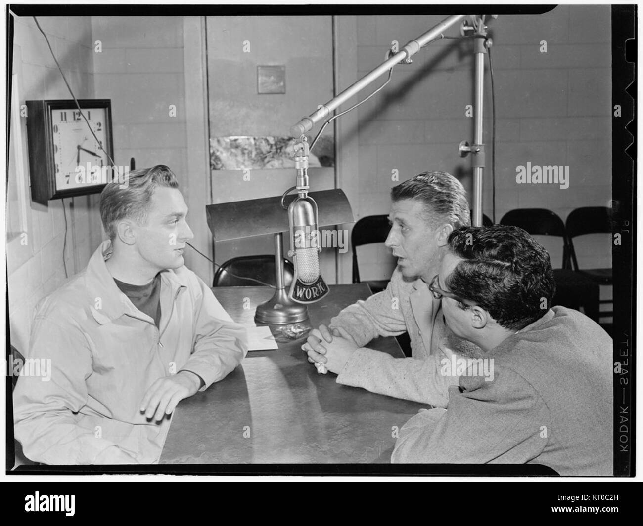 Un ritratto dei musicisti jazz Stan Kenton e Pete Rugolo, catturato alla fine degli anni '1940 Kenton era noto per la sua leadership nella big band, mentre Rugolo contribuì come compositore e arrangiatore. Foto Stock