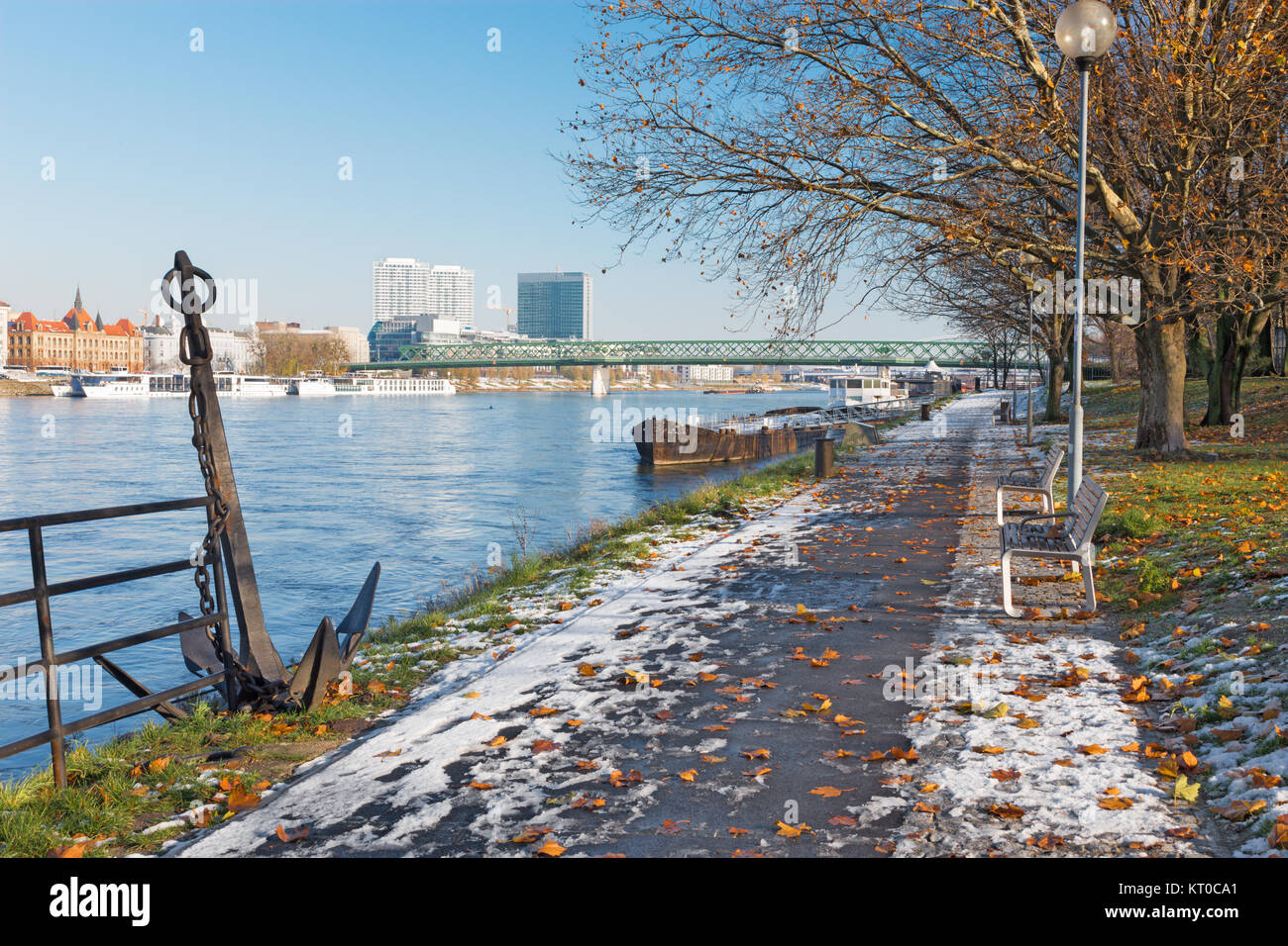 Bratislava - Scenario della promenade del Danubio con il vecchio ponte in background. Foto Stock