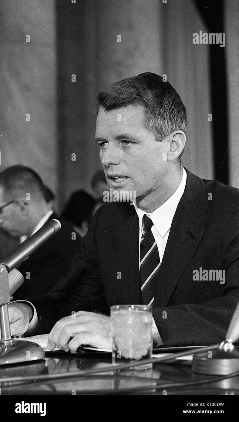 Robert F. Kennedy, allora procuratore generale degli Stati Uniti, testimonia davanti a un'audizione della sottocommissione del Senato sul crimine, affrontando le preoccupazioni nazionali sui tassi di criminalità e sostenendo un'applicazione della legge più forte durante gli anni '1960 Foto Stock