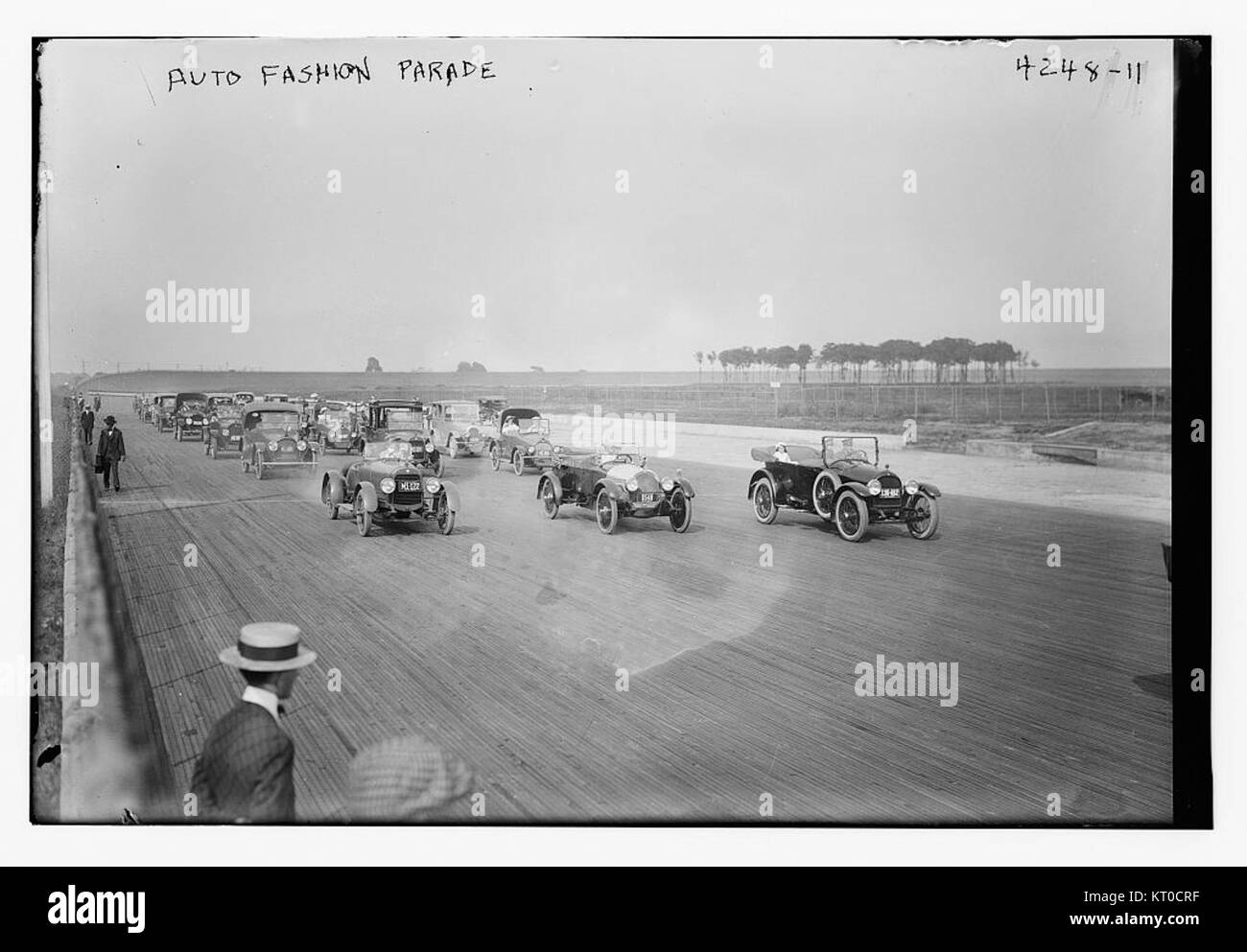 L'Auto Fashion Parade è un evento storico che mostra le automobili d'epoca e le tendenze della moda dei primi anni del XX secolo. Questa sfilata combina lo stile delle auto d'epoca con la moda dell'epoca, riflettendo sia l'automobile che la storia della moda. Foto Stock