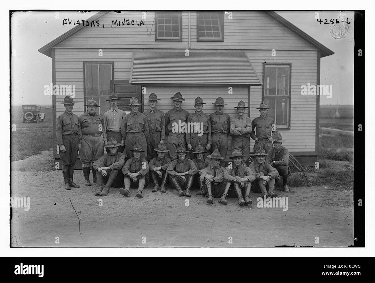 Questa immagine mostra gli aviatori di Mineola, un sito storico negli Stati Uniti noto per il suo ruolo nella storia dell'aviazione. L'immagine cattura i primi sforzi dell'aviazione, mostrando gli appassionati di aviazione e gli aerei dell'epoca. Foto Stock
