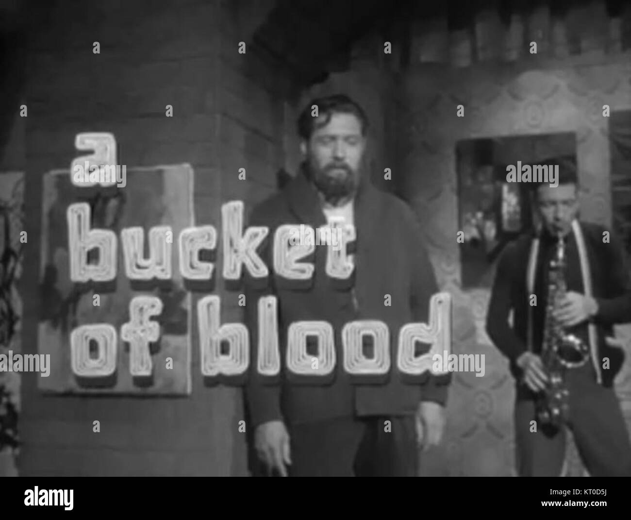 *A Bucket of Blood* è un film horror del 1959 diretto da Roger Corman. Segue la storia di un artista in difficoltà che rimane impigliato nell'omicidio e nella follia dopo aver creato opere da parti del corpo umano. Il film riflette il genere horror degli anni '1950 con il suo stile campale e temi scuri. Foto Stock