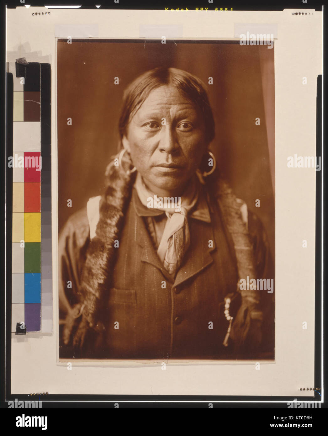 Questa fotografia color seppia, scattata da Edward S. Curtis nel 1904, cattura un uomo Apache di Jicarilla. Il lavoro di Curtis è rinomato per la documentazione delle culture dei nativi americani alla fine del XX secolo. Foto Stock