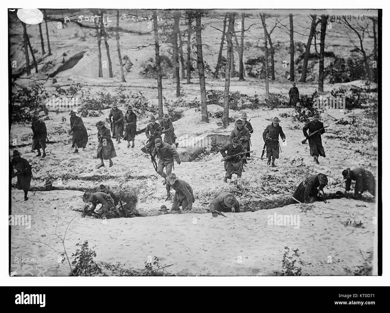 Una sortita si riferisce a una manovra militare che comporta una rapida partenza tattica da una posizione difensiva. Il termine è spesso usato nel contesto del combattimento aereo, in particolare in riferimento alle missioni di caccia. Foto Stock