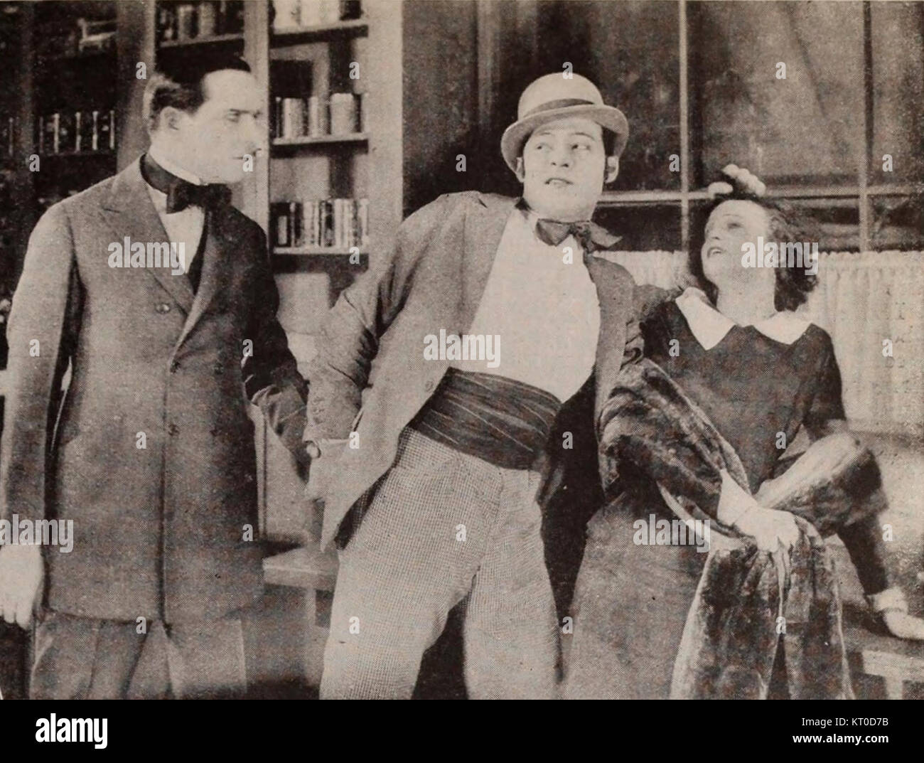 A Rogue's Romance è una storia o un'opera che presenta temi di avventura, conflitto e coinvolgimento romantico con un personaggio che incarna le caratteristiche di un canaglia o di un antieroe. Foto Stock