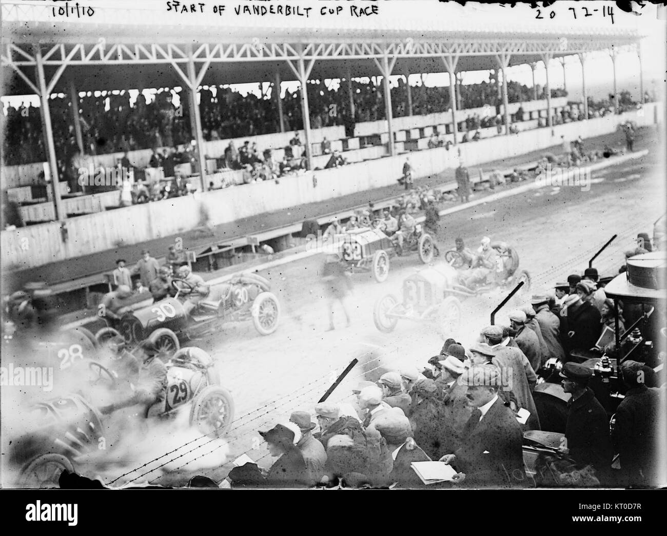 La Vanderbilt Cup è una prestigiosa gara automobilistica che si tiene negli Stati Uniti, introdotta per la prima volta nel 1904. L'inizio della gara è un evento importante, che segna l'inizio di una competizione che ha fatto parte della storia degli sport motoristici. Foto Stock