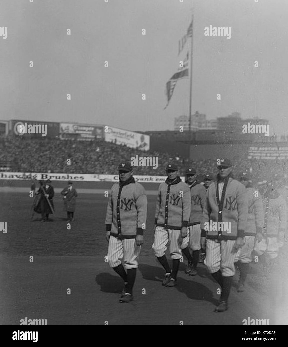 Questa immagine cattura Babe Ruth all'apertura dello Yankee Stadium, uno dei momenti più iconici del baseball. Segna l'inizio di una nuova era nella storia dello sport in uno dei luoghi più leggendari dello sport. Foto Stock