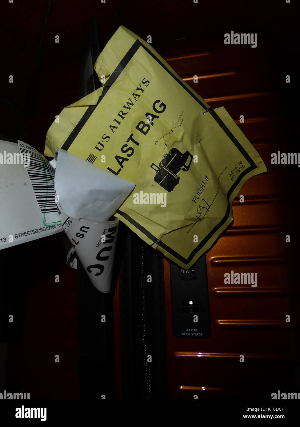 Questa è una targhetta bagaglio di USAirways, una compagnia aerea americana ormai defunta che si è fusa con American Airlines nel 2013. L'etichetta, etichettata "Last Bag", indica l'ultimo bagaglio trasportato durante un volo. Foto Stock