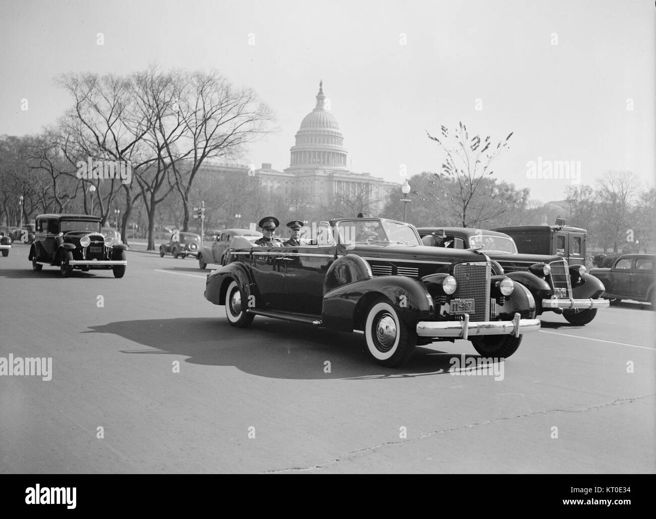 L'immagine cattura una fotografia del 1938 del regime di Batista a Cuba, con il Campidoglio e una Cadillac. Questa istantanea riflette l'era politica, mostrando il lusso e il potere del periodo sotto il dominio di Batista a Cuba. Foto Stock