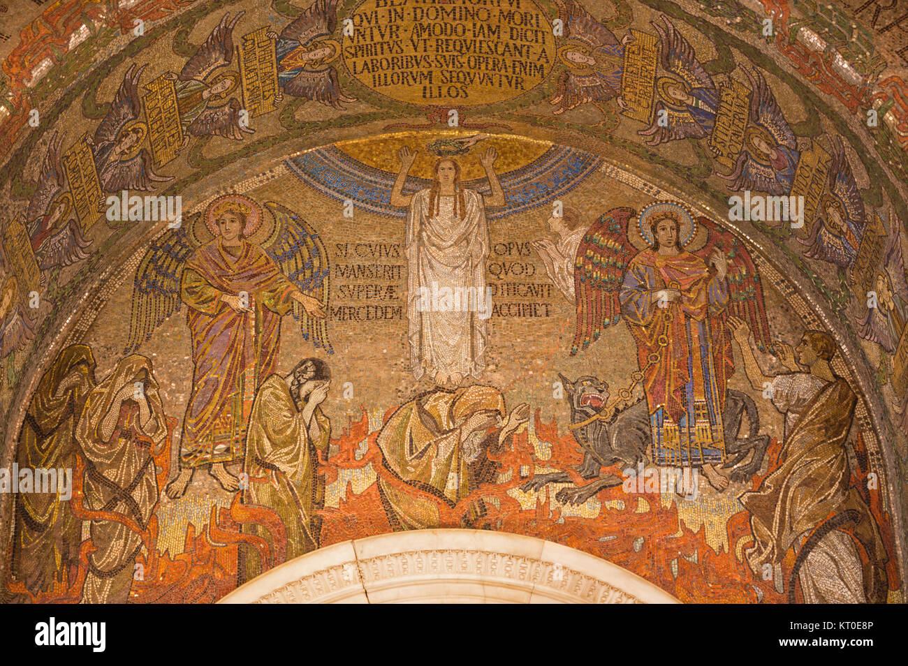 Londra, Gran Bretagna - 17 settembre 2017: Il mosaico simbolica ultima sentenza nella cattedrale di Westminster progettata da Clayton & Campana Foto Stock