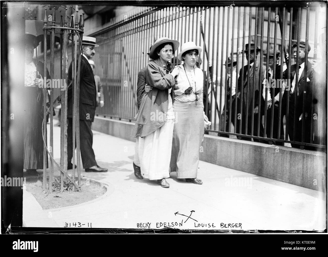 Becky Edelson e Louise Berger erano figure di spicco nell'arte americana, note per il loro lavoro nella fotografia e nelle arti visive Questa immagine cattura un momento della loro carriera, riflettendo il loro contributo alla comunità artistica. Foto Stock