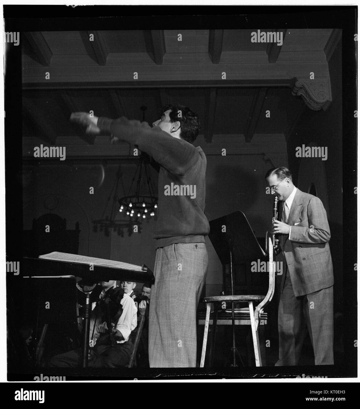 Benny Goodman, Leonard Bernstein, e Max Hollander, Carnegie Hall di New York, N.Y., tra 1946 e 1948 (William P. Gottlieb 15151) Foto Stock