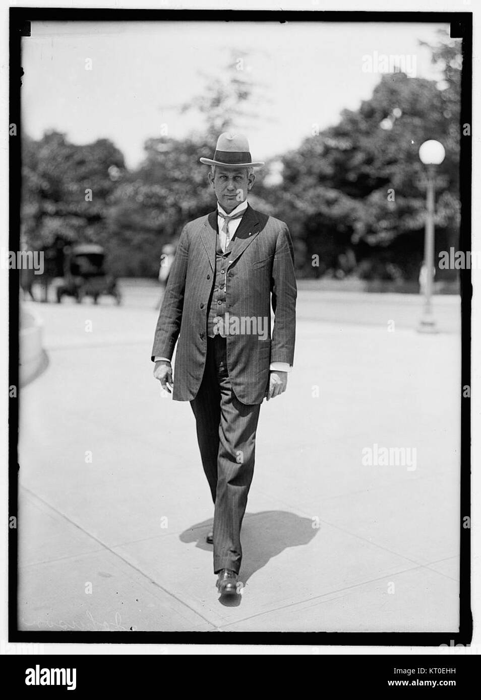 Questa immagine cattura Ben Johnson, un atleta olimpico, che cammina durante un'apparizione pubblica o un evento. Johnson è riconosciuto per i suoi successi nella sprint ed è considerato uno dei velocisti più veloci nella storia delle Olimpiadi. Foto Stock