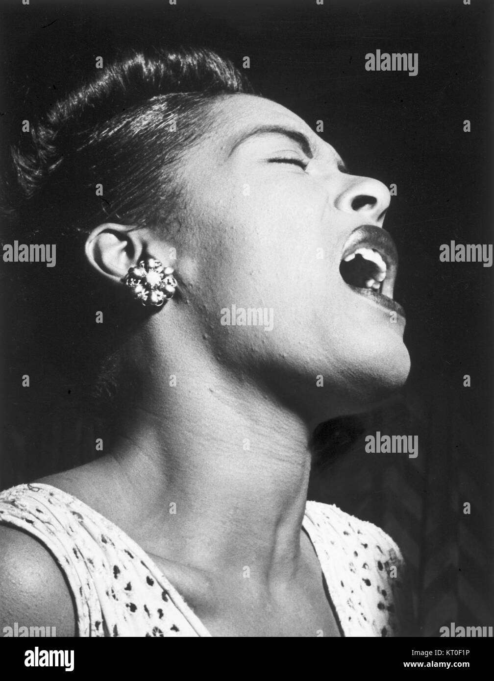 "Billie Holiday 0001 Original" si riferisce probabilmente a una fotografia o un'opera d'arte originale di Billie Holiday, la famosa cantante jazz e blues americana. L'immagine cattura il suo stile distintivo e la sua presenza, contribuendo alla storia visiva della musica jazz. Foto Stock