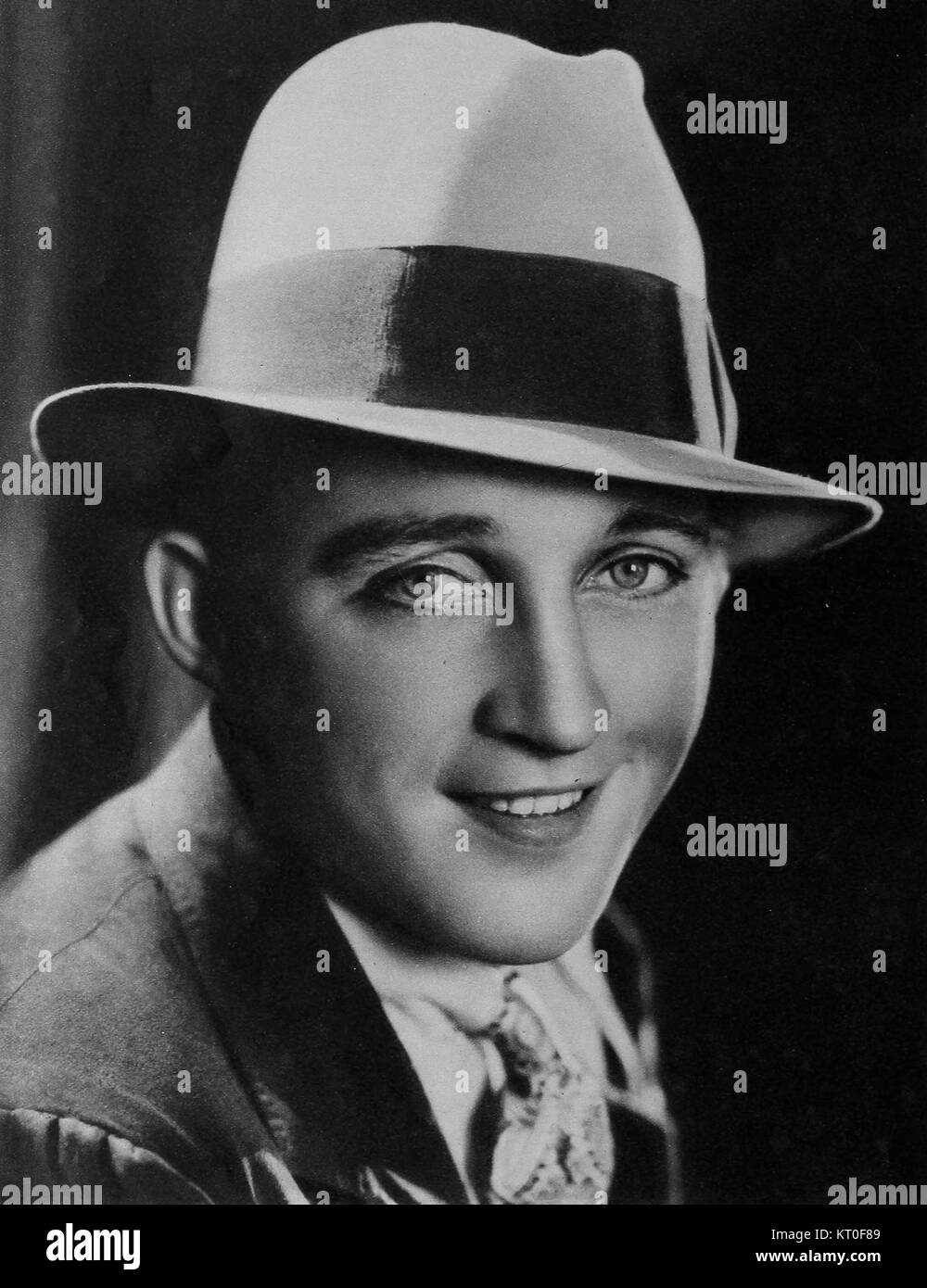 Un'immagine di Bing Crosby, presa per il numero di settembre 1932 della rivista Modern Screen. La fotografia cattura Crosby durante un momento cruciale della sua carriera. Foto Stock