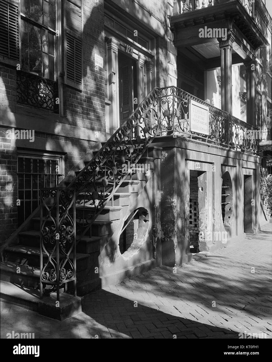 Questa immagine mostra 117 Jones Street West a Savannah, Georgia, nella contea di Chatham. La casa fa parte dell'architettura storica della zona, riflettendo il tradizionale fascino meridionale di Savannah. Foto Stock