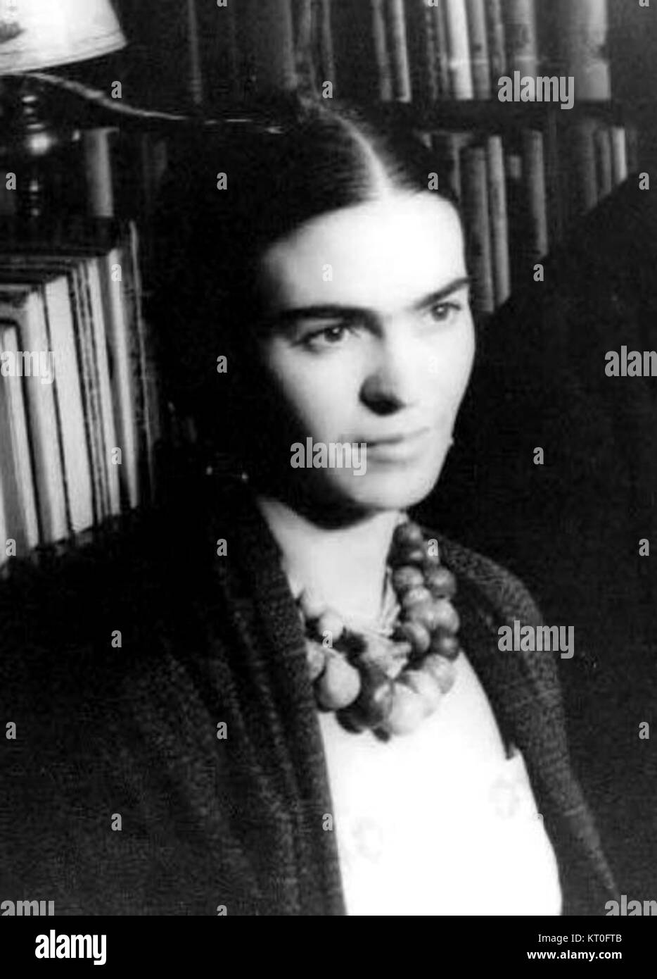 Block Kahlo Rivera 1932 Cropped si riferisce probabilmente a un'opera d'arte di Frida Kahlo e Diego Rivera dell'anno 1932, concentrandosi su una sezione specifica del pezzo originale. Il titolo suggerisce un'importante collaborazione artistica tra questi due importanti artisti messicani. Foto Stock