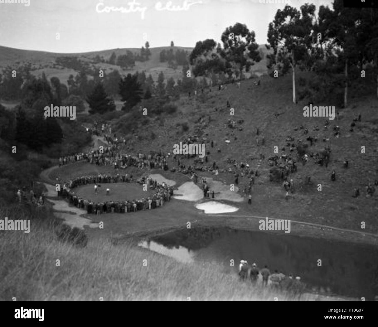 La 16ma buca al Sequoyah Country Club in California offre un'esperienza di golf scenografica e impegnativa, con splendide vedute del paesaggio e un verde ben progettato. Foto Stock