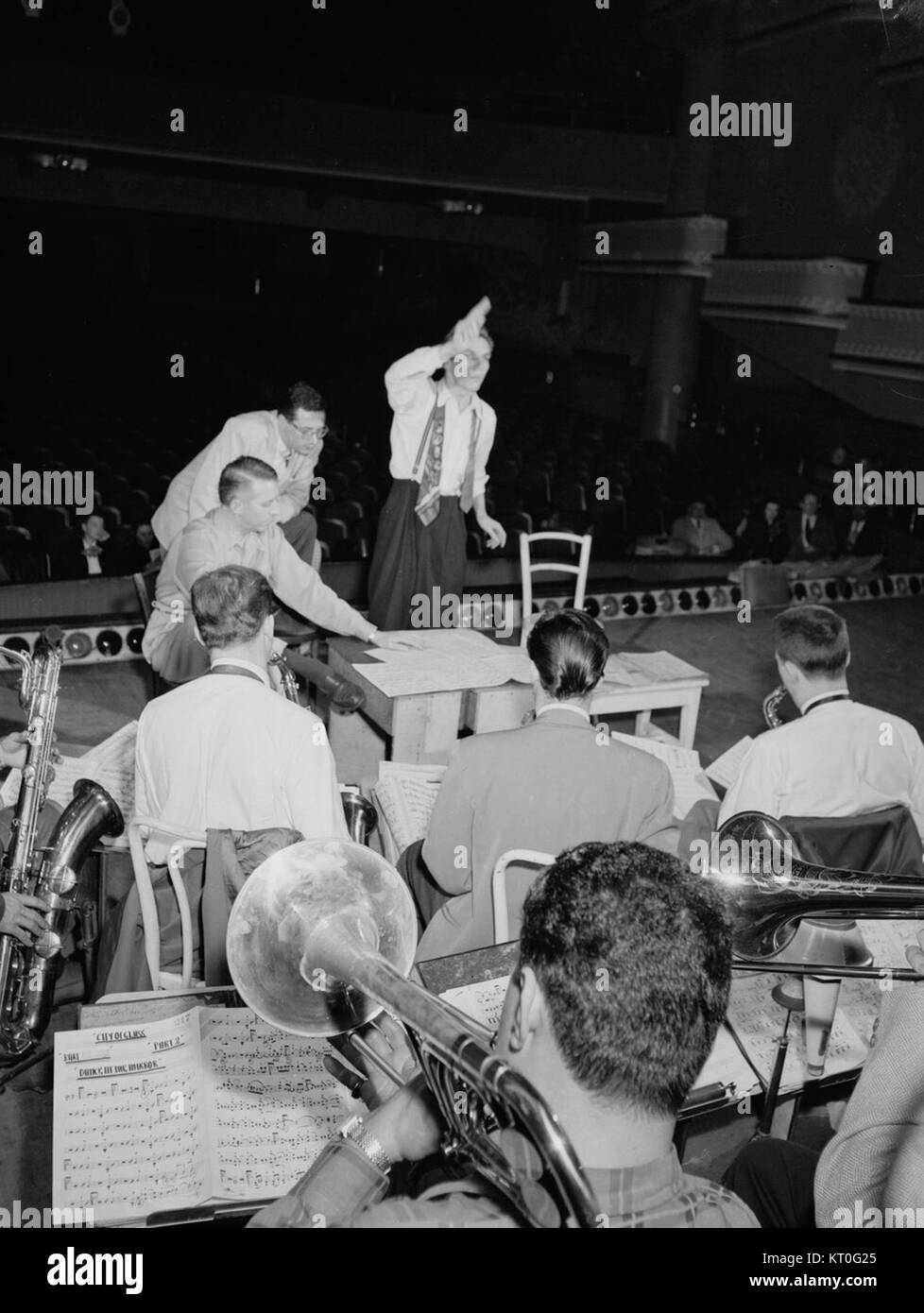 Questa fotografia mostra i musicisti jazz Bob Graettinger, Pete Rugolo e Stan Kenton, scattati nel 1947 o nel 1948. Cattura un momento significativo nella storia della musica jazz, evidenziando la collaborazione innovativa di questi influenti musicisti. Foto Stock