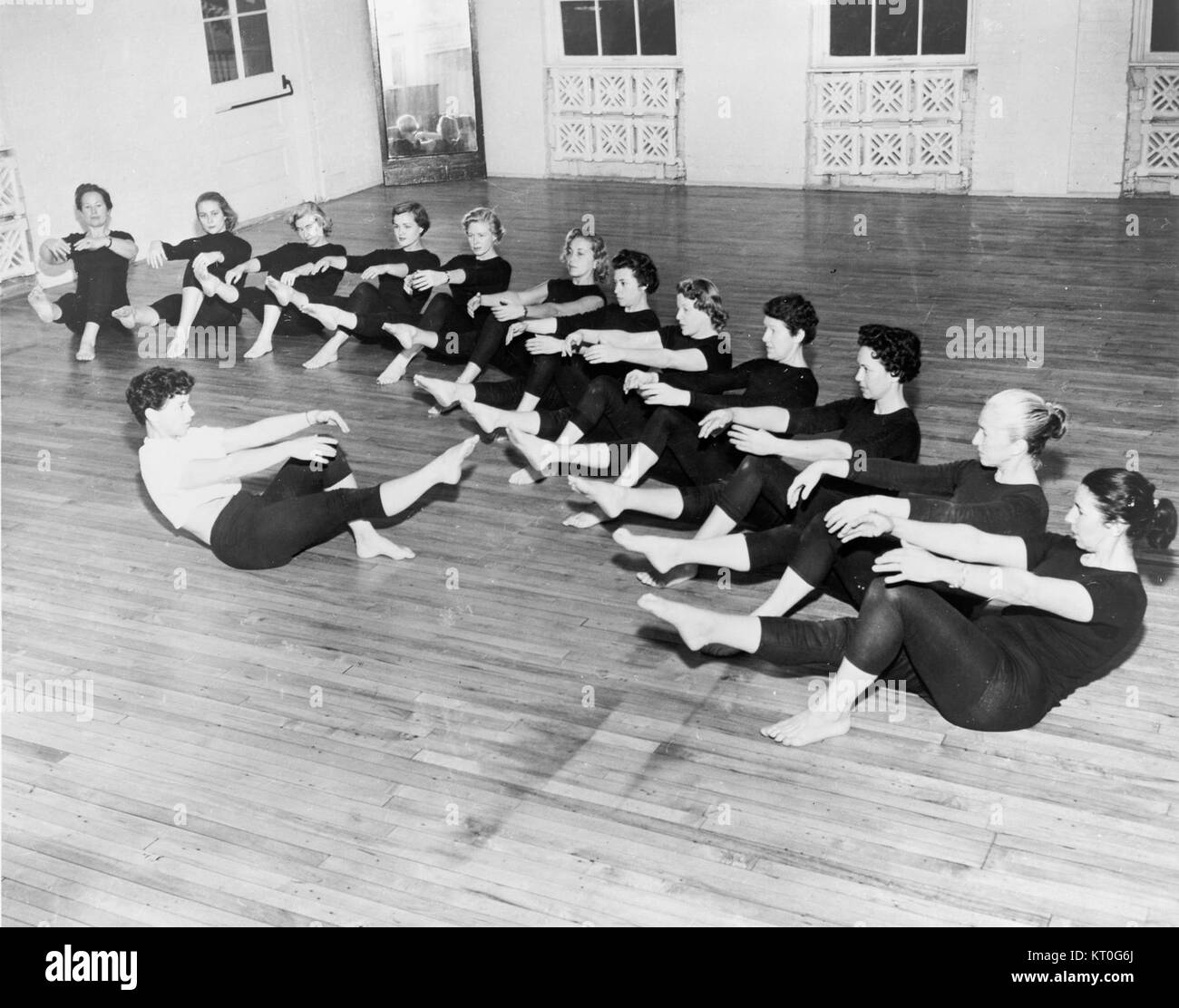 Bonnie Prudden, una pioniera esperta di fitness, conduce una lezione di esercizi presso la sua scuola di White Plains, sottolineando il fitness fisico e l'educazione al movimento. Foto Stock